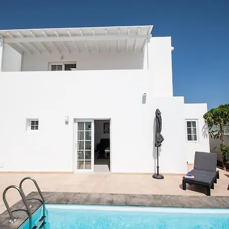 Dom wakacyjny Casa Leize Piscina Climatizada, Vistas & Ac 10 Minutes Walk From Marina Rubicon