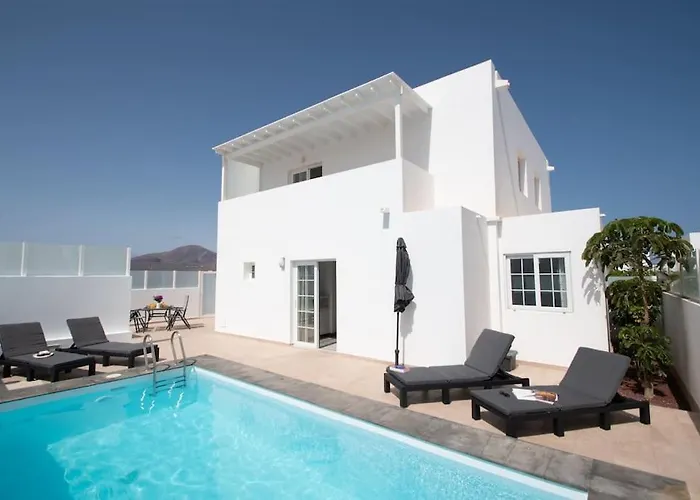 Feriehus Casa Leize Piscina Climatizada, Vistas & Ac 10 Minutes Walk From Marina Rubicon Playa Blanca (Lanzarote)